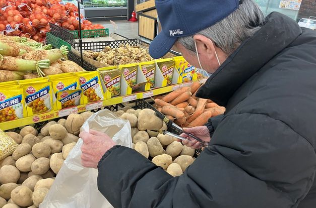 [노인맞춤돌봄 특화서비스] 사회적응프로그램-대형마트 장보기 및 맛집탐방
